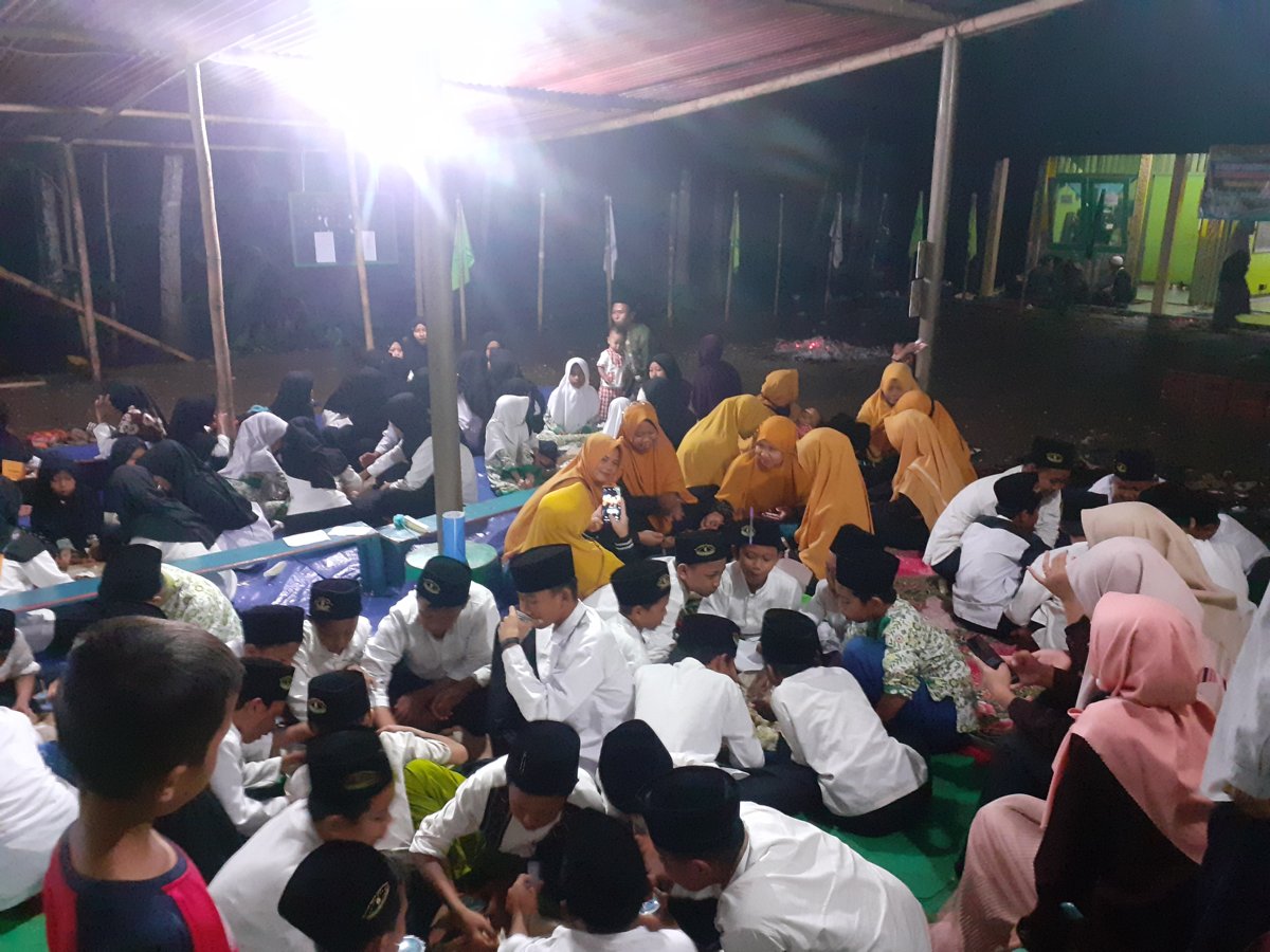 Suasana Buka Bersama di halaman Pesantren 