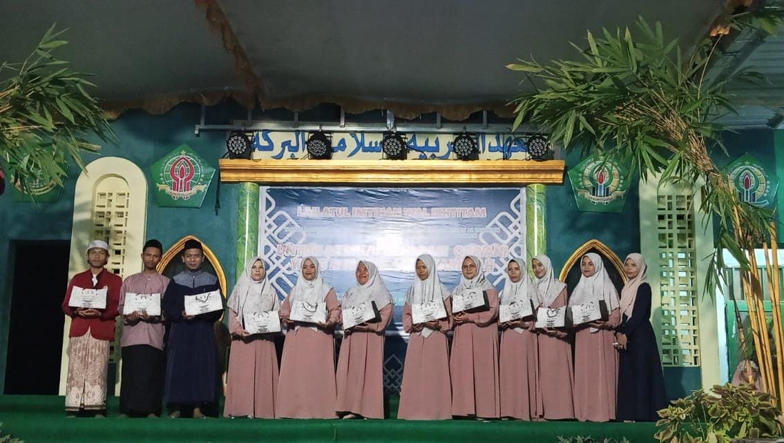 Pemberian penghargaan dari  wali santri kepada dewan asatidz